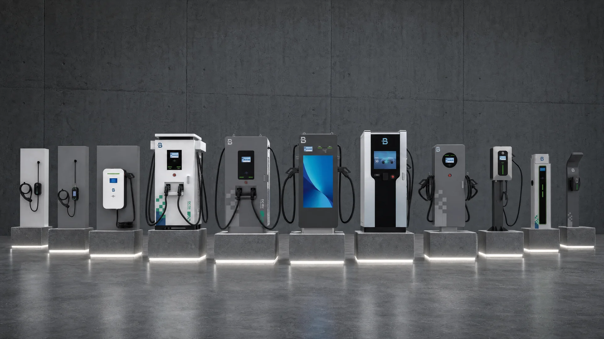 Gama completă BENY distribuită de Meconect: 12 stații de încărcare EV — wallbox AC de perete, stații DC fast, pedestal-uri pentru parcări publice și Ultra-Fast — aliniate pe podest de beton iluminat.